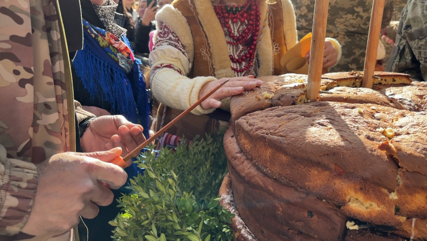 На Волині до Великодня спекли гігантську 200-кілограмову паску