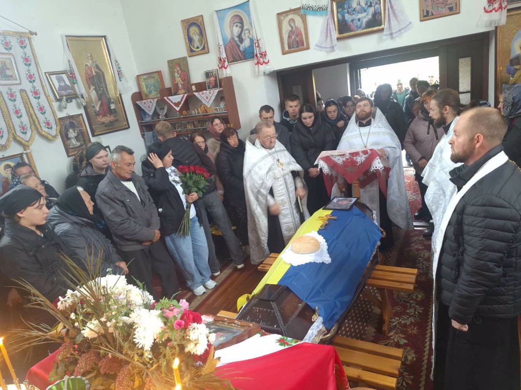 Майже півтора року вважався зниклим безвісти: на Волині провели в останню дорогу Героя Андрія Смоляра