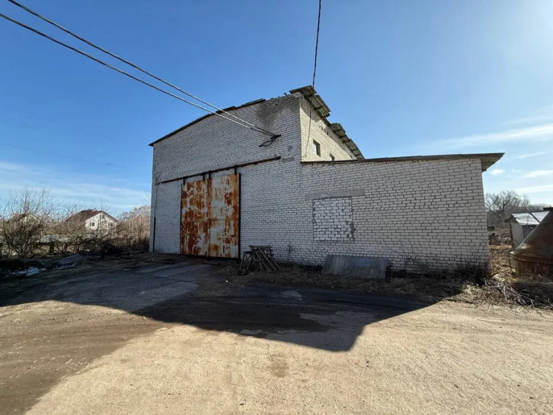 У Ратному виставили на продаж промисловий комплекс із гаражами та майстернею