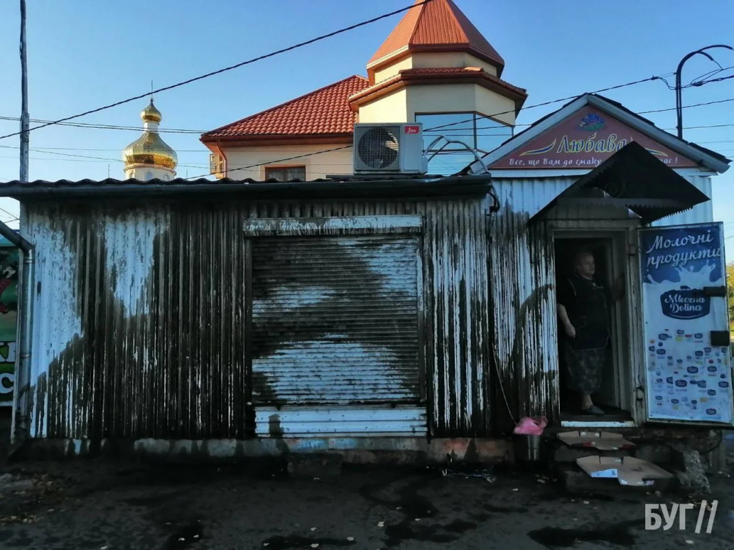 Після пів року тиші напади відновилися: на Волині втретє облили мастилом кіоск підприємця