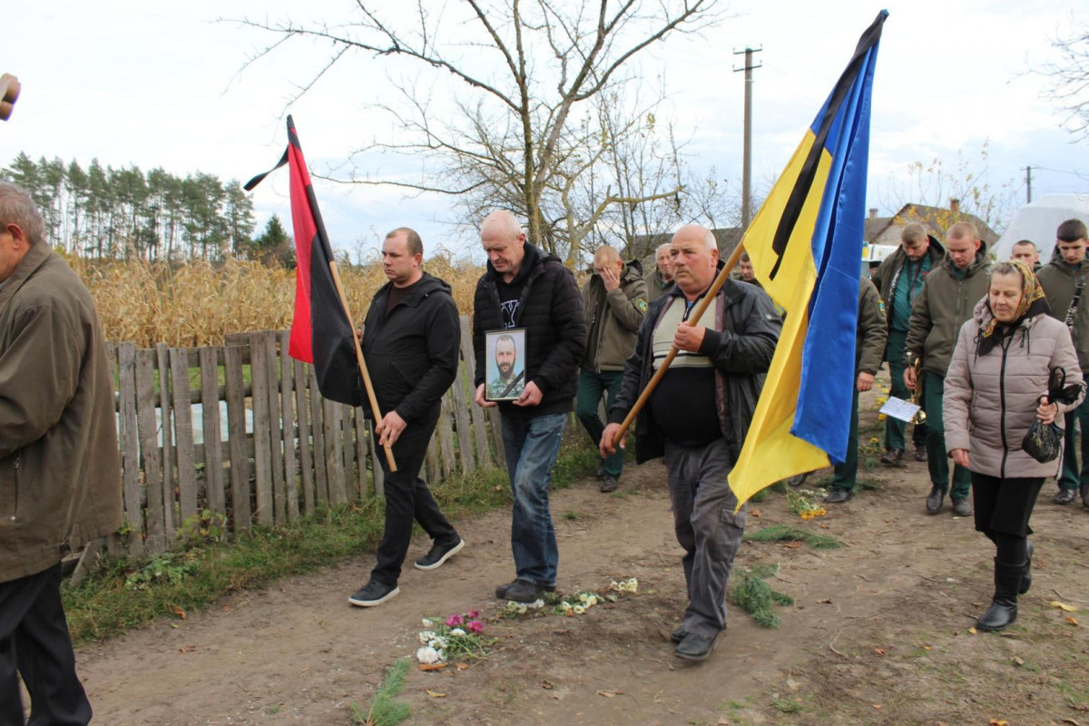 Маленький син ніколи більше не побачить тата: на Волині попрощалися з Героєм Миколою Мясковським