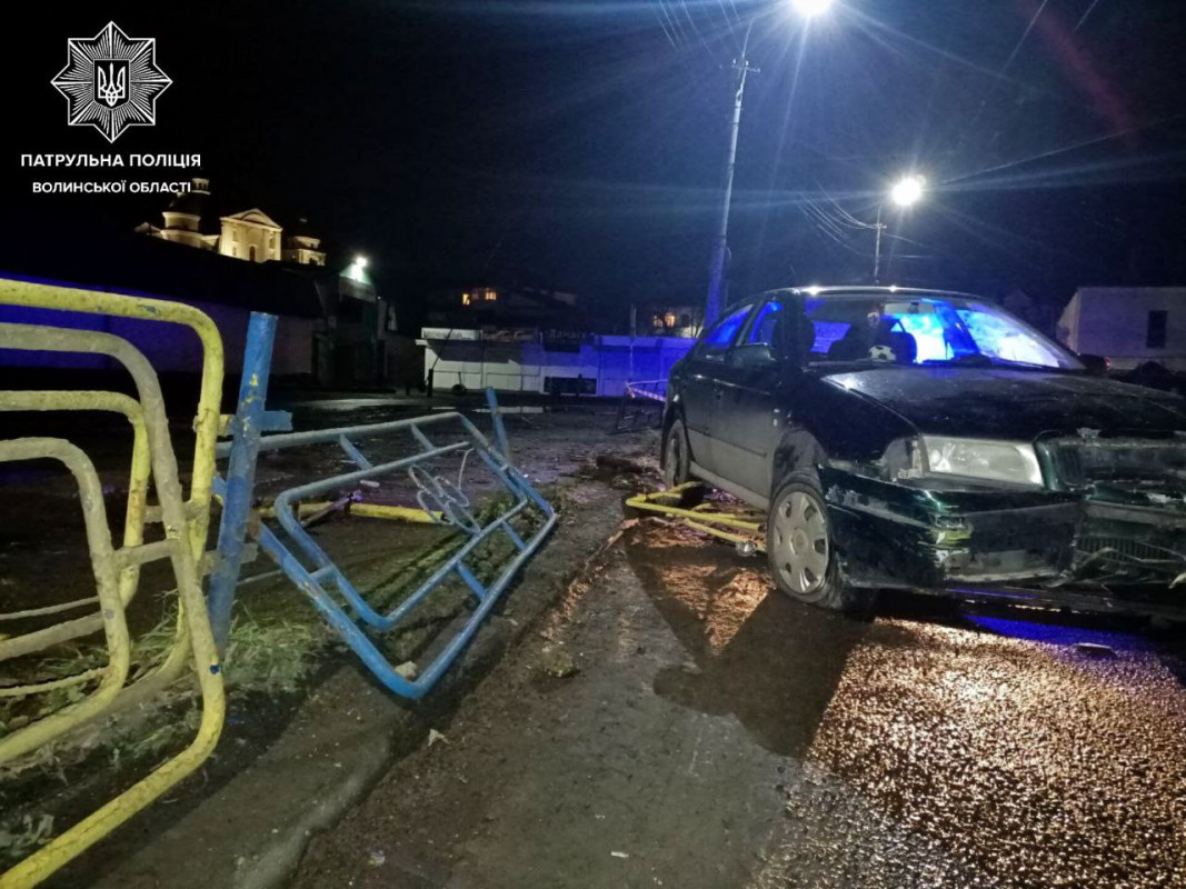 У Луцьку п'яний водій влетів в огорожу біля Старого ринку. Фото