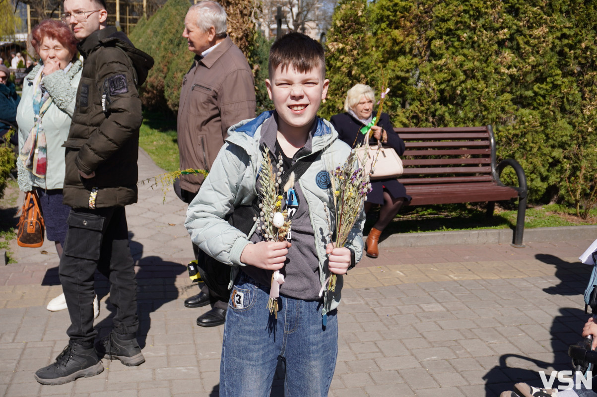Сотні вірян прийшли освячувати вербу у головний собор Луцька. Фоторепортаж