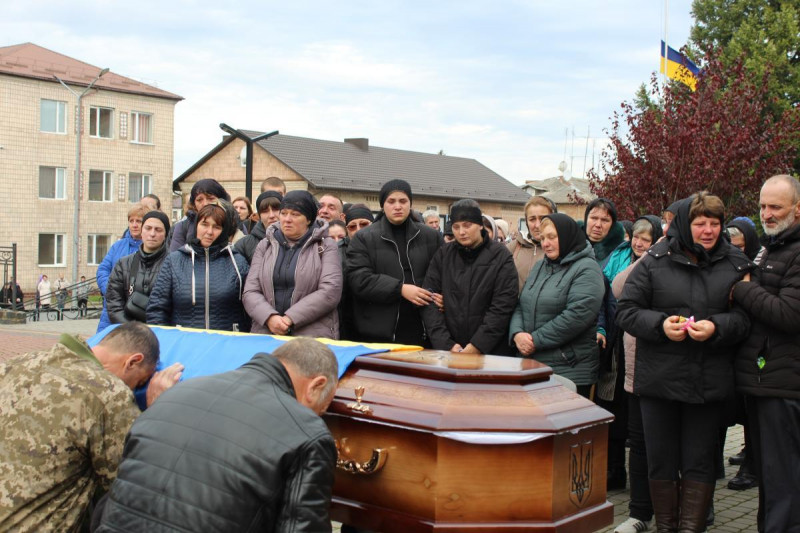 Маленький син ніколи більше не побачить тата: на Волині попрощалися з Героєм Миколою Мясковським