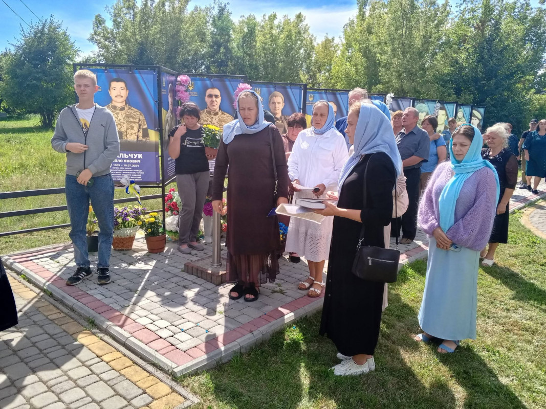 На Волині мати загиблого воїна встановила Хрест материнської любові на Алеї Слави