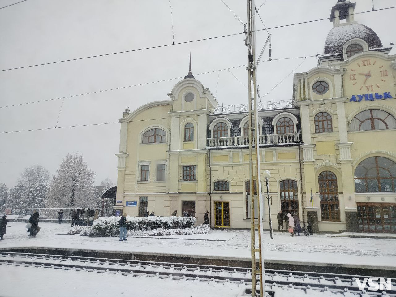 Луцьк засипає першим снігом. Відео. Фото
