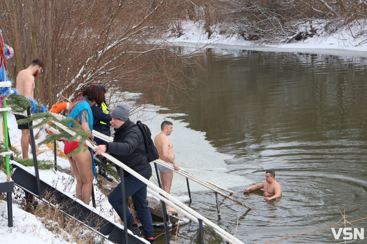 Як у Луцьку освячували воду на річці Стир. Фоторепортаж