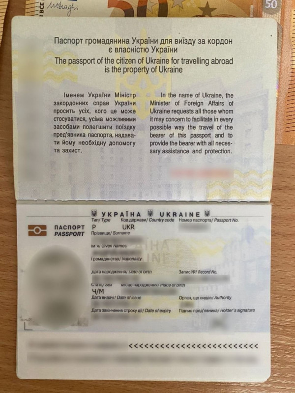 Українець прикинувшись пенсіонером намагався виїхати за кордон та пропонував хабар