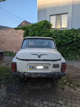 На такому ж їздив Папа Римський: у Луцьку продають ретроавтомобіль