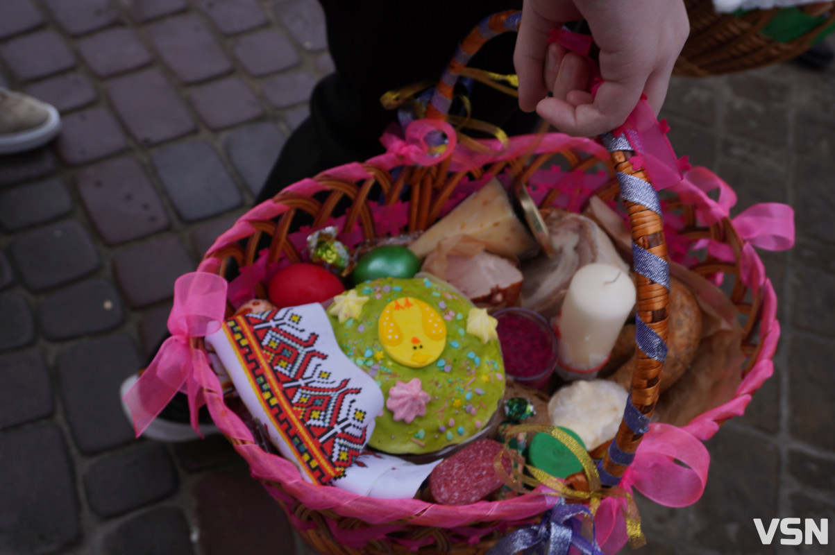 Як у Луцьку освячують Великодні кошики? Фоторепортаж