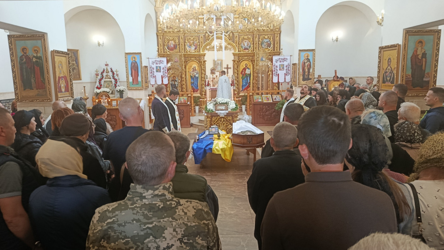 Біль втрати, що не стихає: у громаді на Волині провели в останню дорогу підполковника Повітряних сил України Юрія Халика