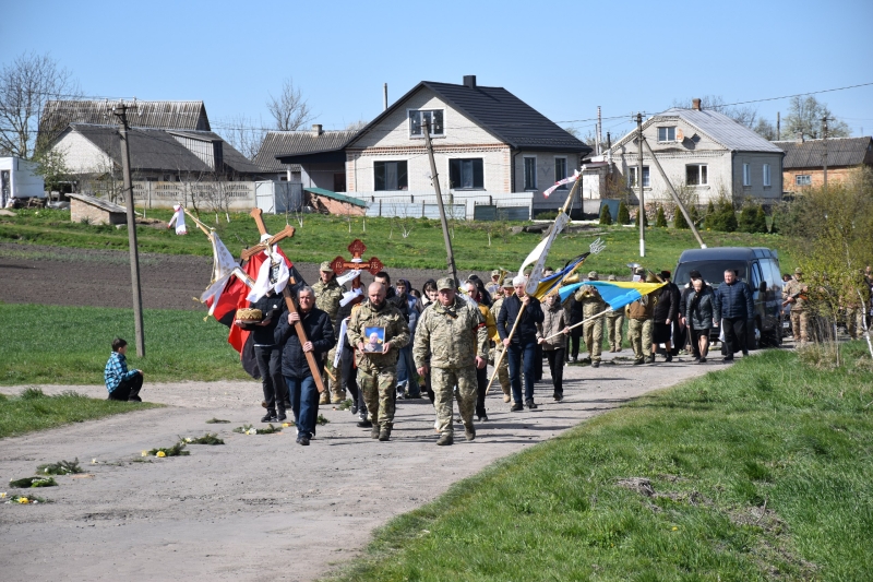 Коровай ділили на кладовищі: на Волині сотні людей прийшли попрощатися з Героєм Миколою Гацем