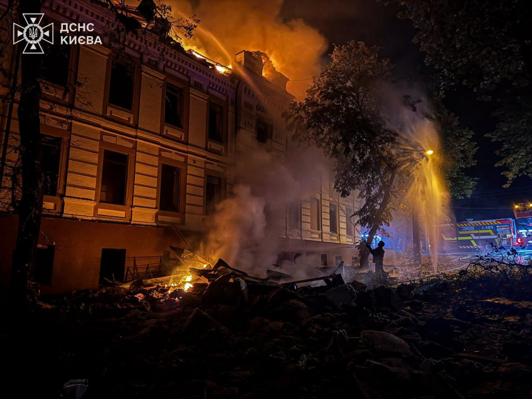 Пекельна ніч у Києві: ДСНС показала, як рятувальники борються з наслідками удару РФ