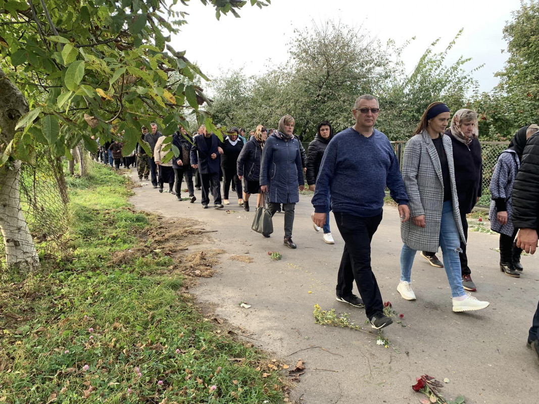 Помер на бойових позиціях: на Волині провели в останню дорогу захисника Олександра Юзвика