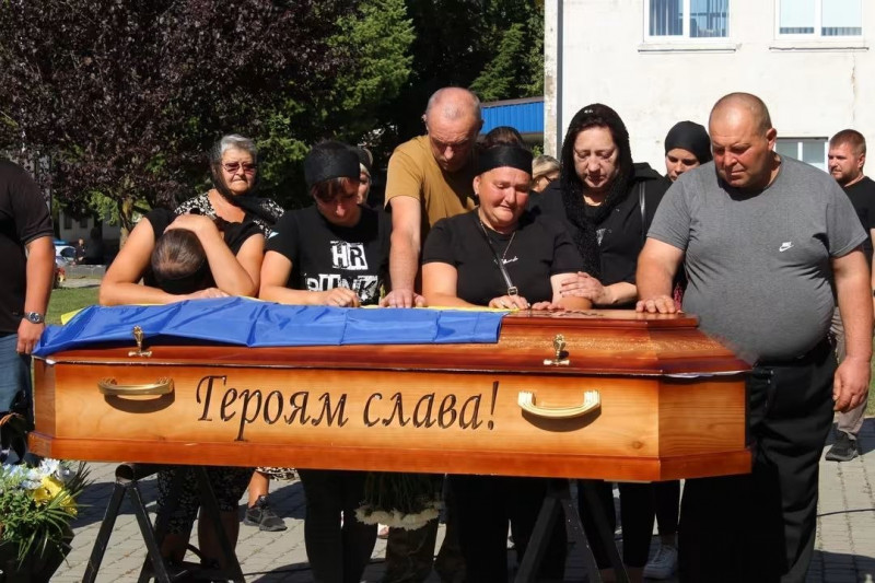 На Волині попрощалися з 44-річним Героєм Павлом Манюхіним, який поліг у бою на Сумщині