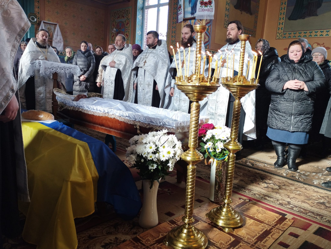 «Маленька донечка, яку так чекали, залишилася без татуся»: на Волині попрощалися із загиблим бійцем Віктором Самолюком. Фото