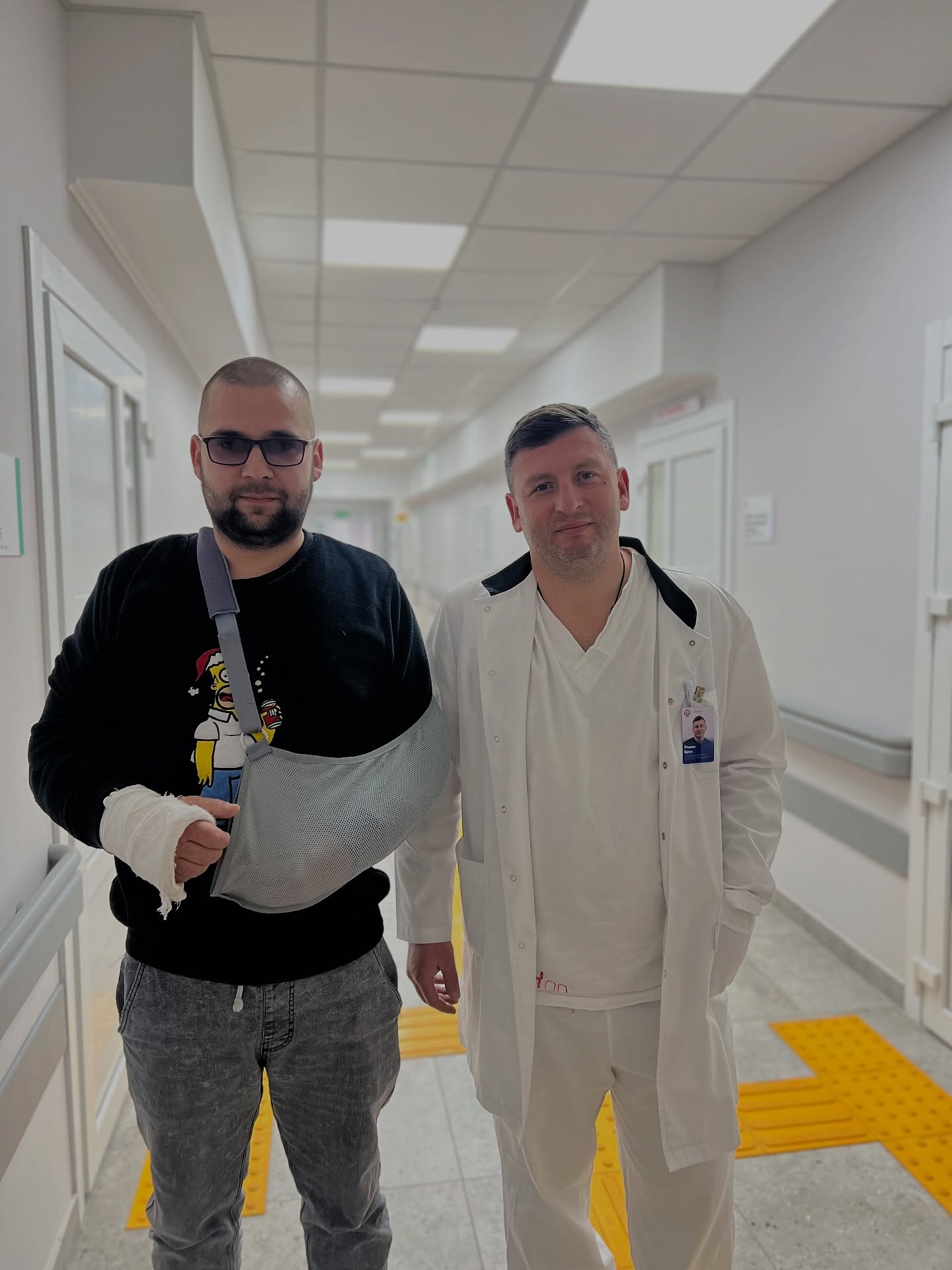 На Волині медики врятували чоловіка з тяжкою травмою ліктів після падіння з висоти