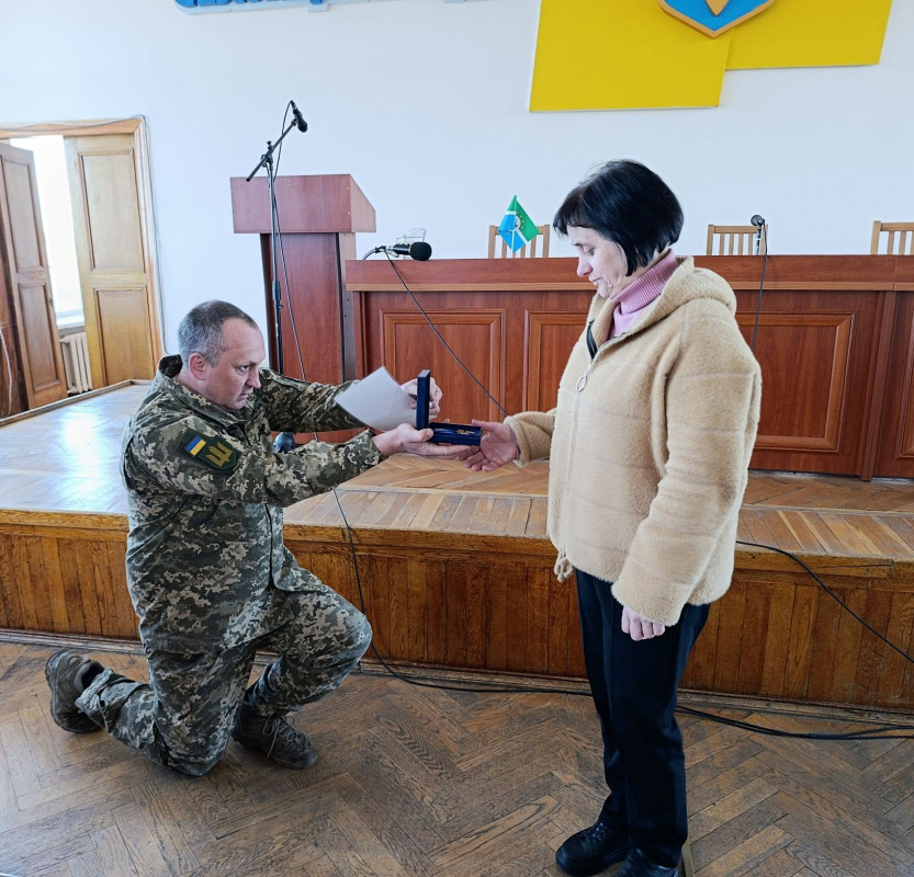 Майже 5 років боронив країну від окупантів: родині воїна з Волині вручили його посмертну нагороду від Головнокомандувача ЗСУ