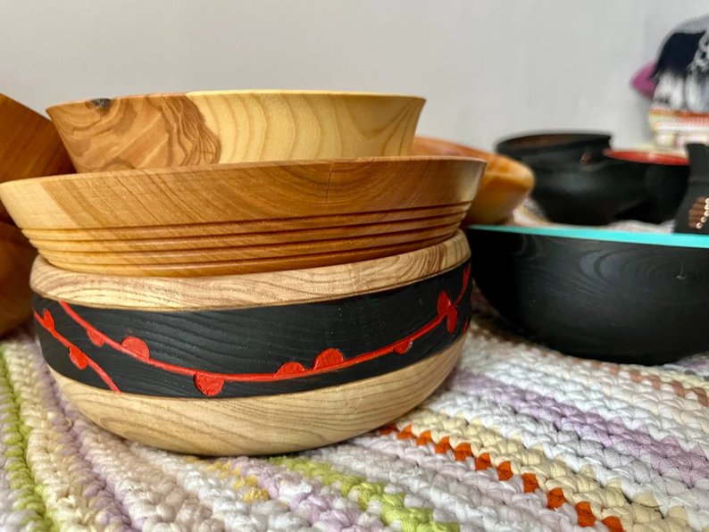 Різьбяр з Луцька майструє дерев'яні вироби - глечики, миски й інші декоративні фігури