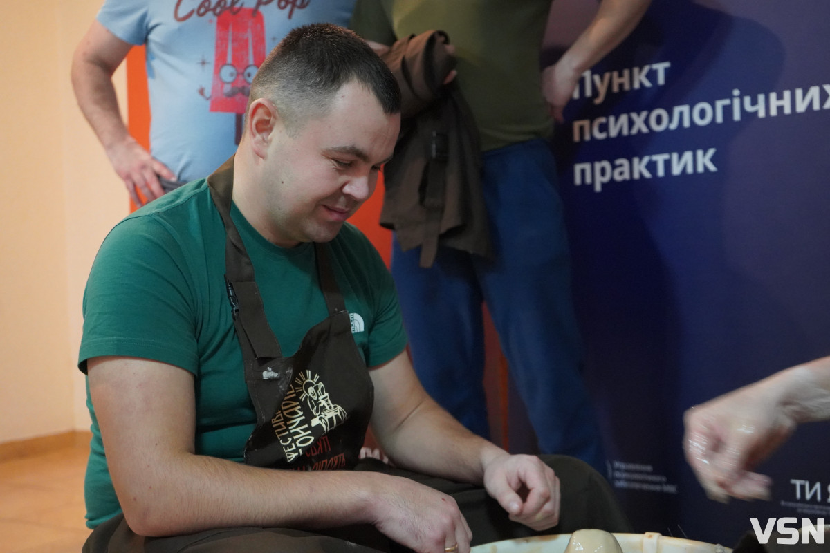 Глина, що лікує: у Луцьку провели сесію терапії для поранених захисників
