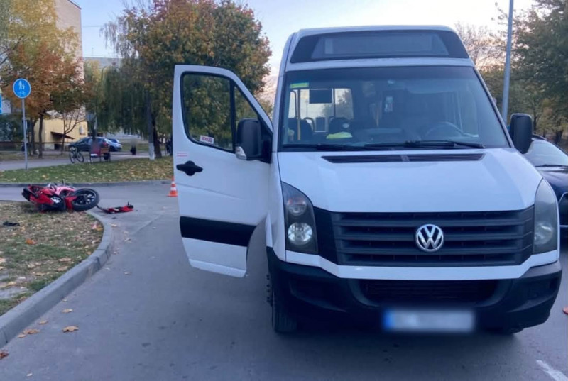 На Волині у двох ДТП зіткнулися мотоцикл, автобус і дві автівки: травмованих госпіталізували