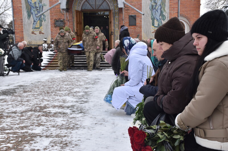 Поліг у бою понад рік тому: у Луцькій громаді попрощалися з Героєм Юрієм Кошулинським
