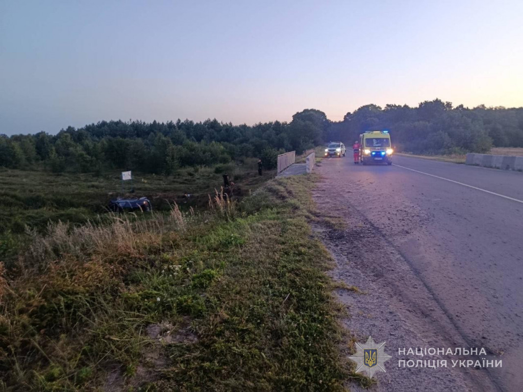 ДТП на Волині: BMW з’їхав у кювет і перекинувся, травмувалися троє людей
