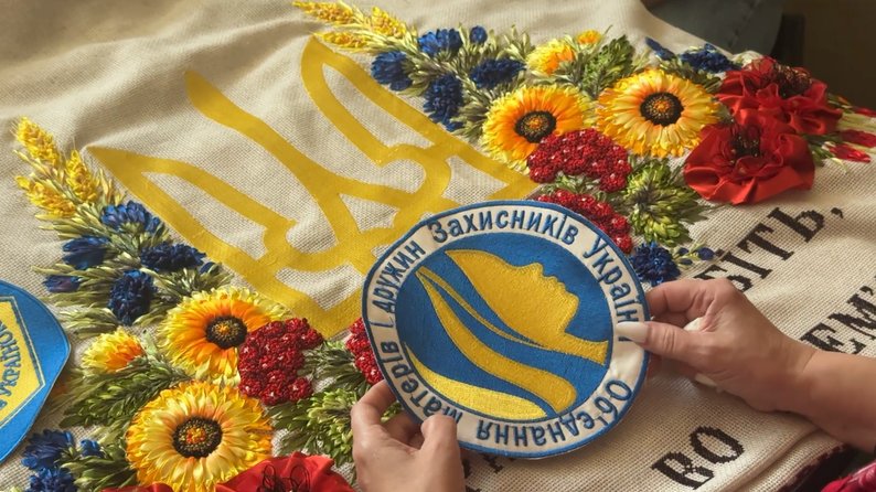 239 імен, 92 метри болю: на Волині жінки створюють оберіг пам’яті про загиблих