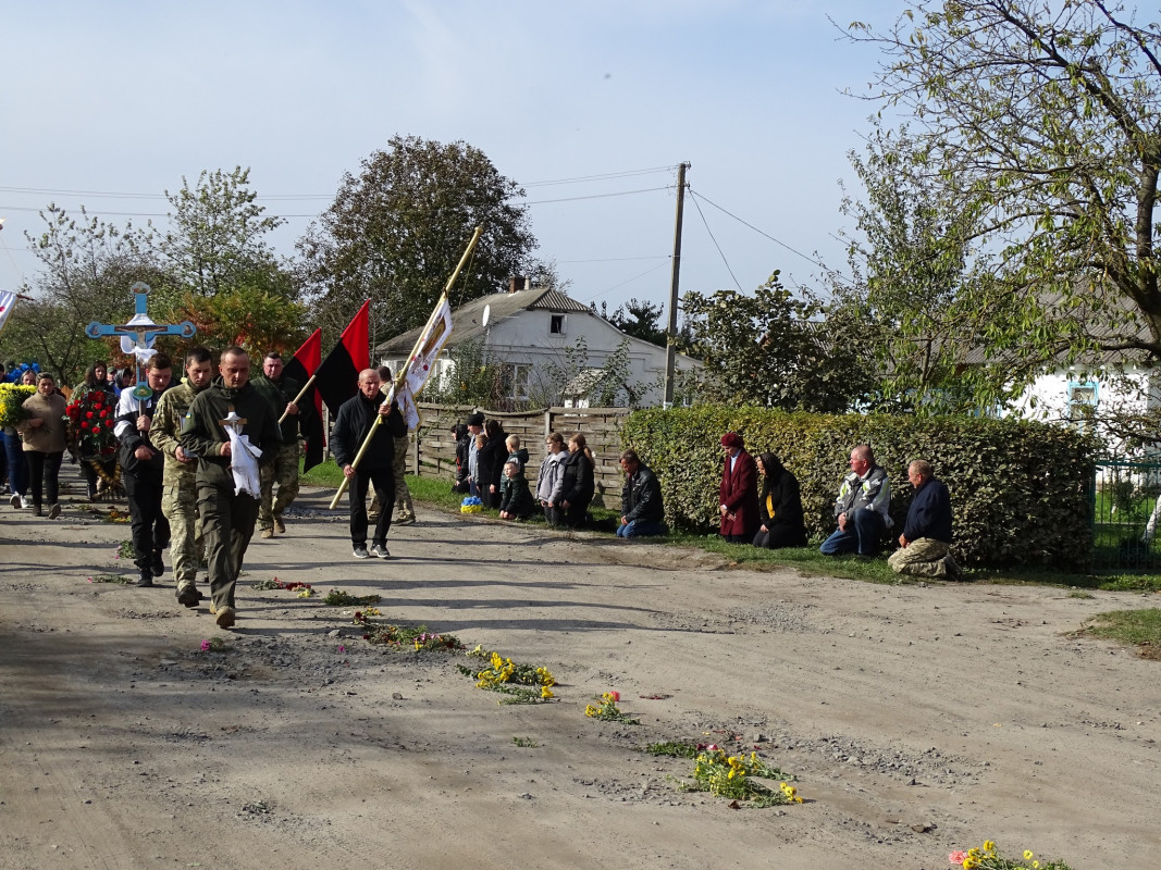 16 місяців чекали на тіло Героя: на Волині все село прийшло на поховання багатодітного батька Ігора Кузьмюка