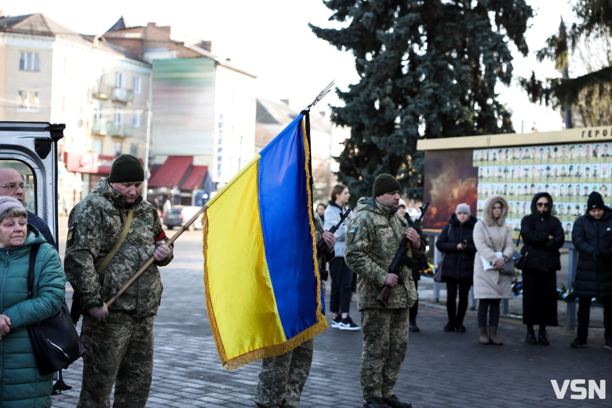 Пішов у бій, як справжній командир: прощання з Героєм у Луцьку. Фото