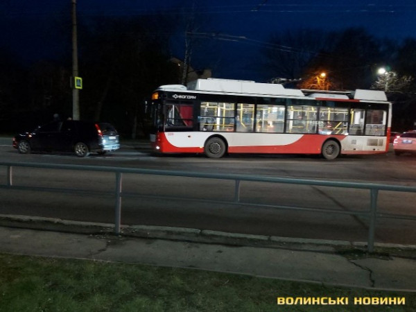 У Луцьку на Ковельській зіткнулися тролейбус і легковик