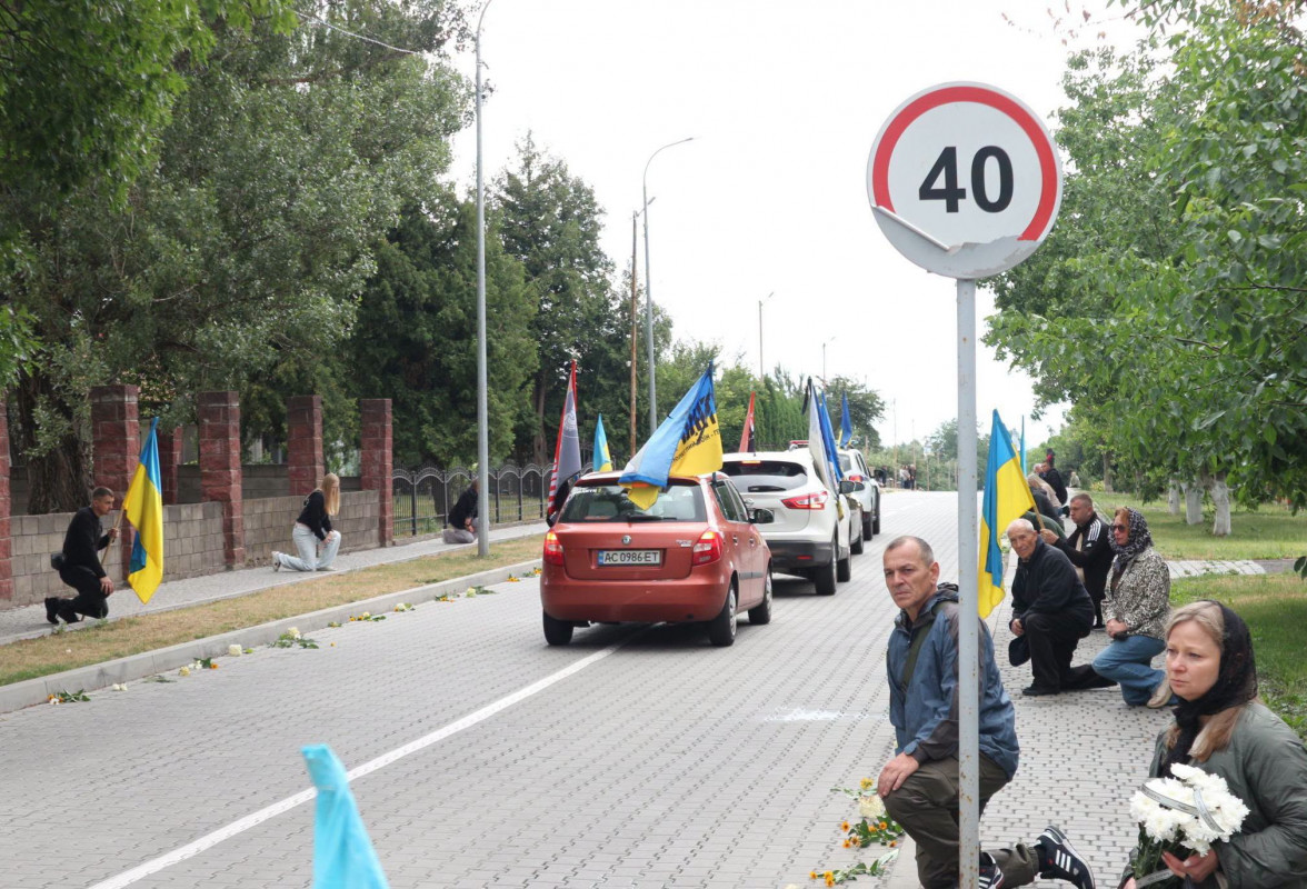 На колінах і зі сльозами: поблизу Луцька в останню путь провели 47-річного Героя Івана Мельника