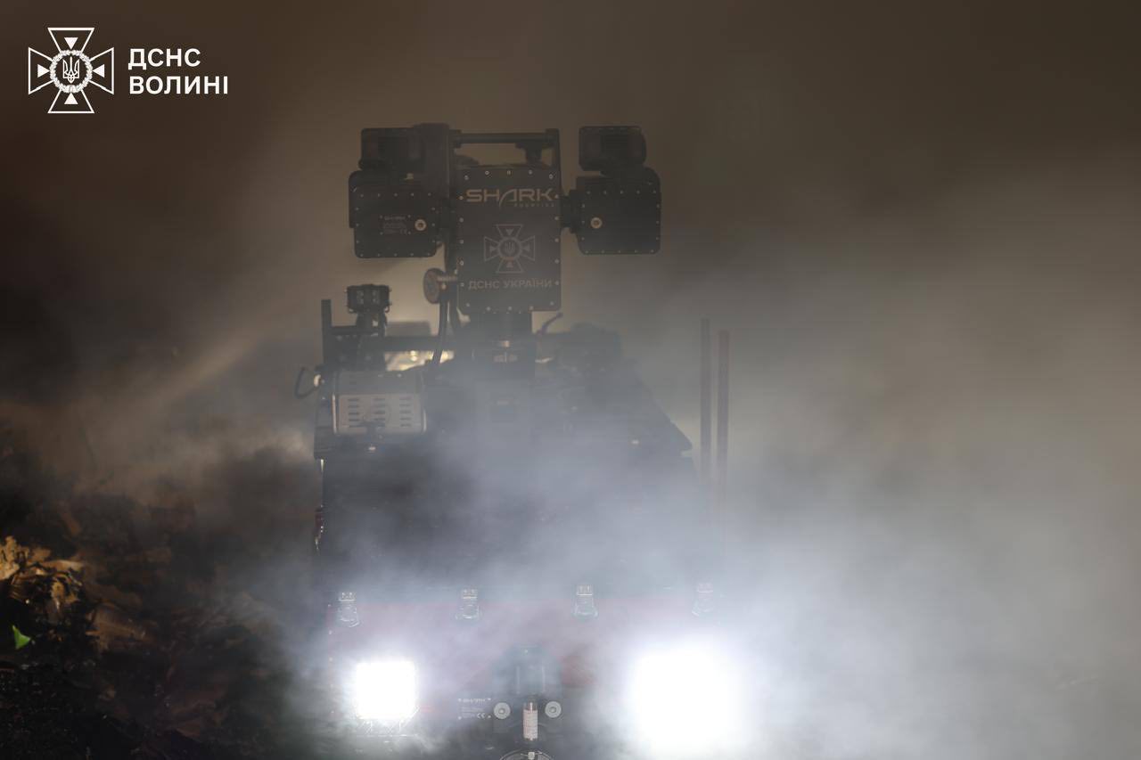 Показали фото з місця пожеж після атаки шахедів у Луцьку