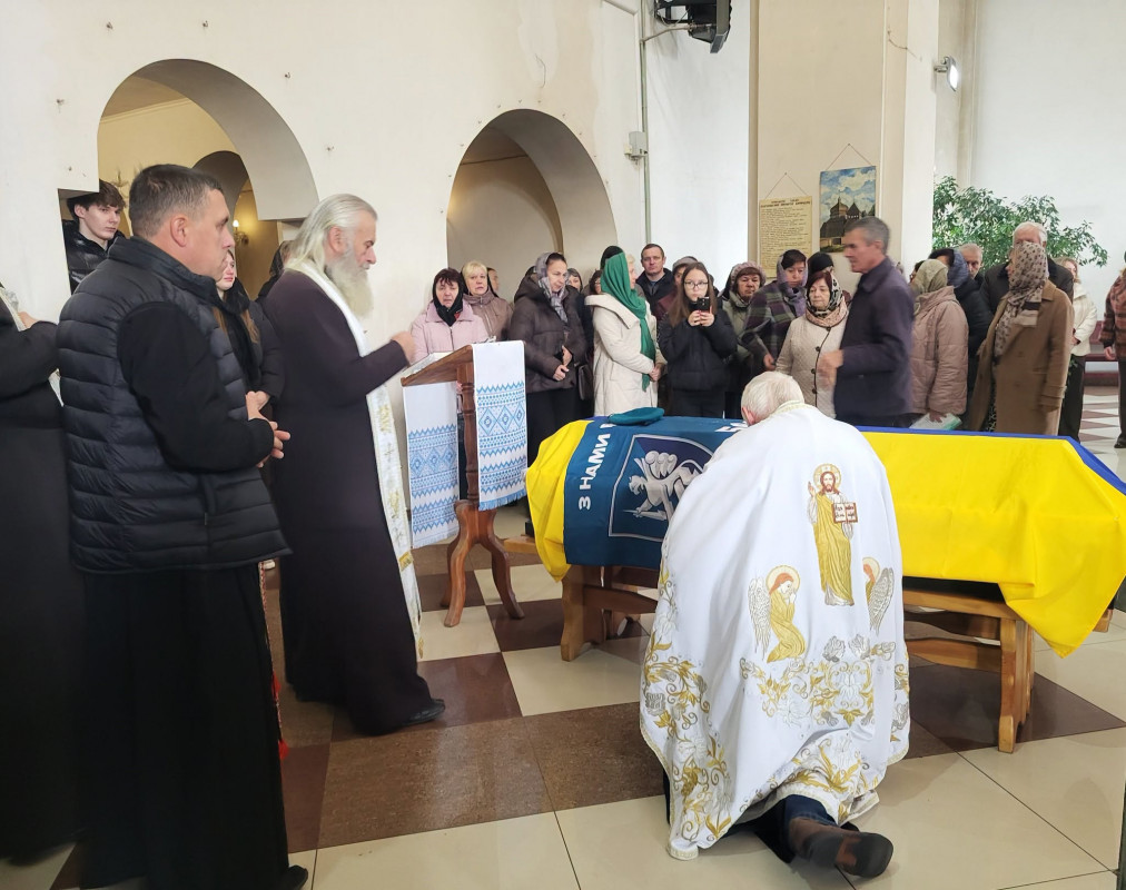 Майже два роки рідні чекали на диво: на Волині провели в останню путь Василя Шуміка