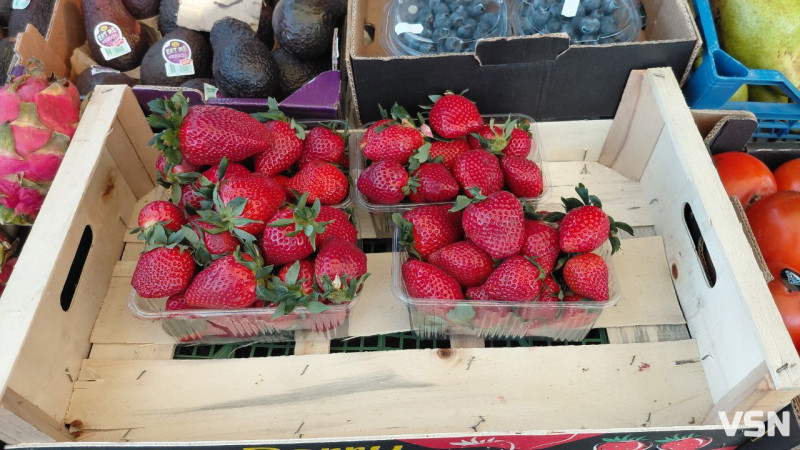 Скільки коштують фрукти та перші ягоди на ринку у Луцьку?