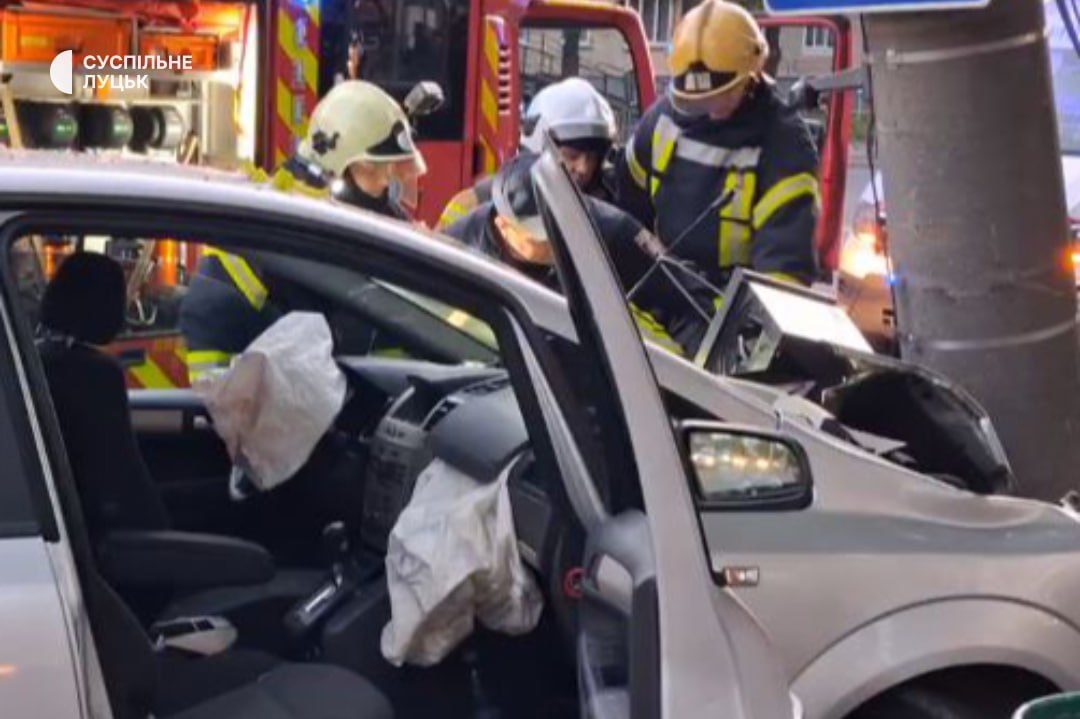 У Луцьку автівка влетіла у стовп: є постраждалий