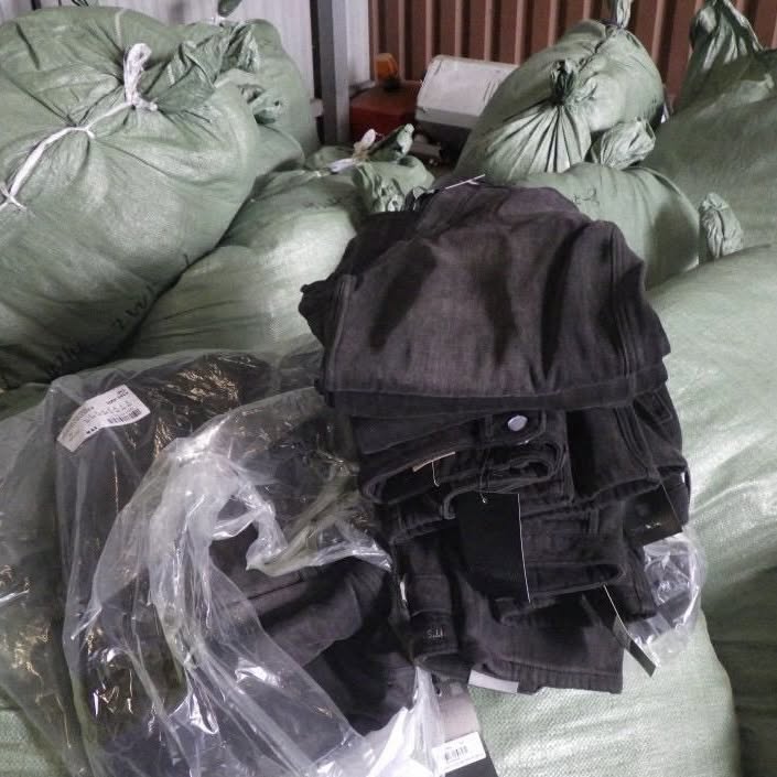 На Волині у мішках знайшли понад 2 тисячі контрабандних джинсів на майже мільйон гривень