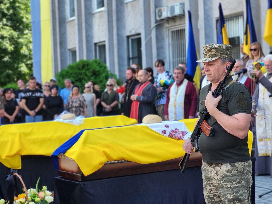 Навіки 30 і 38: на Волині в останню путь провели молодих Героїв, життя яких забрала війна