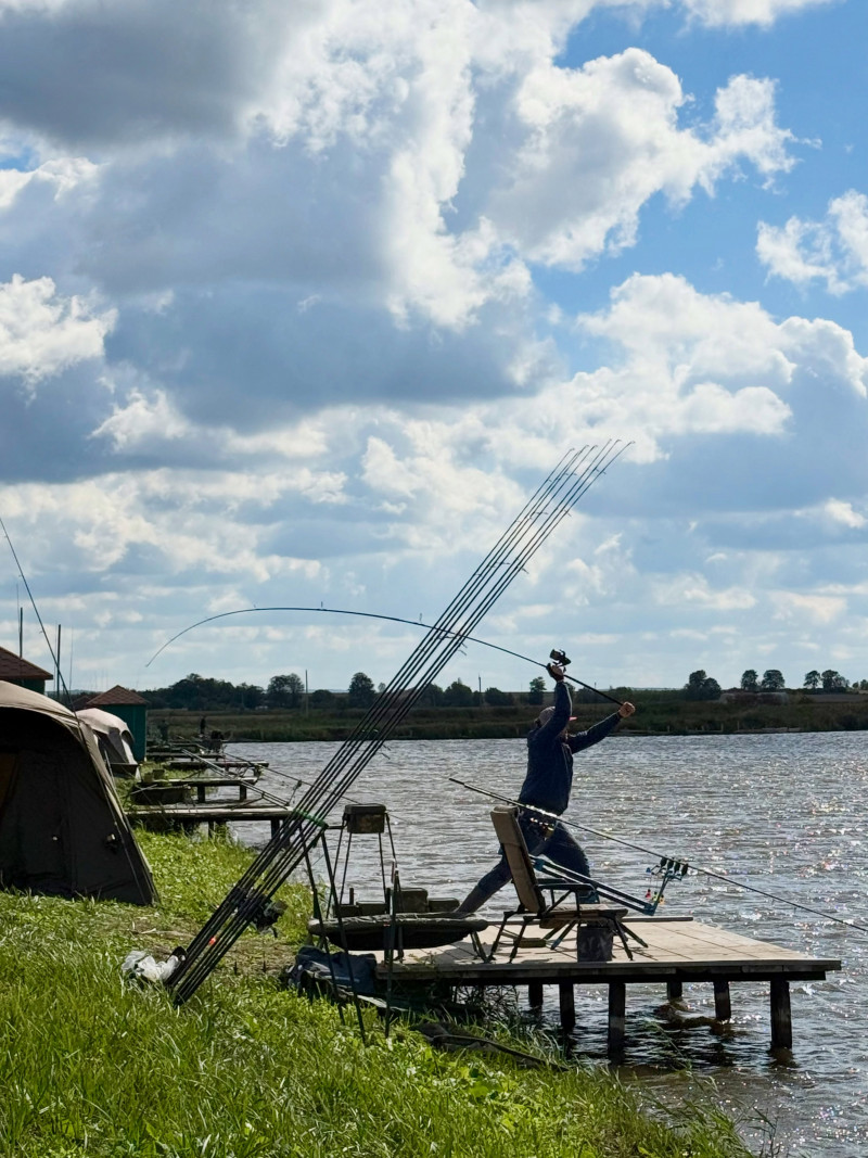 На Волині рибалки спіймали коропа-гіганта вагою понад 16 кг
