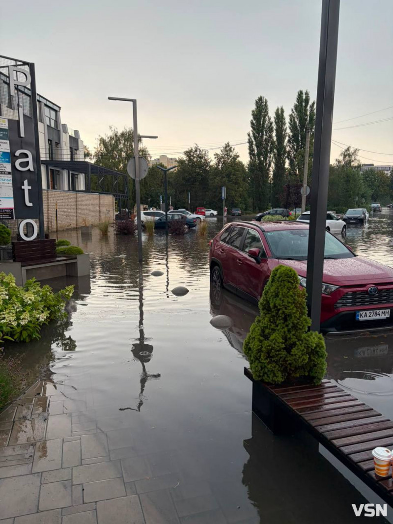 Луцьк після зливи опинився під водою: на деяких вулицях утворилися «озера». Відео