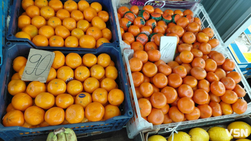 Скільки коштують фрукти та перші ягоди на ринку у Луцьку?