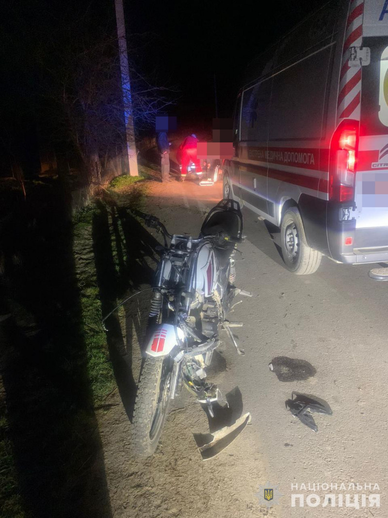 На Волині 17-річний мотоцикліст з'їхав з дороги та зіткнувся з електроопорою