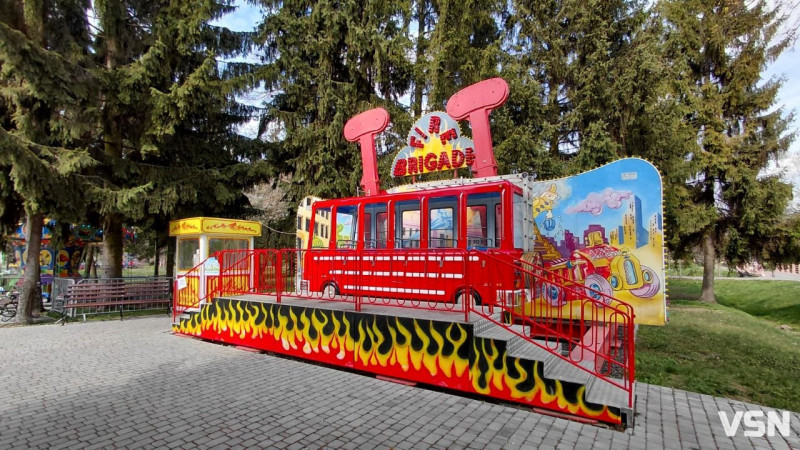 Які атракціони працюють у центральному парку Луцька та яка вартість квитків?