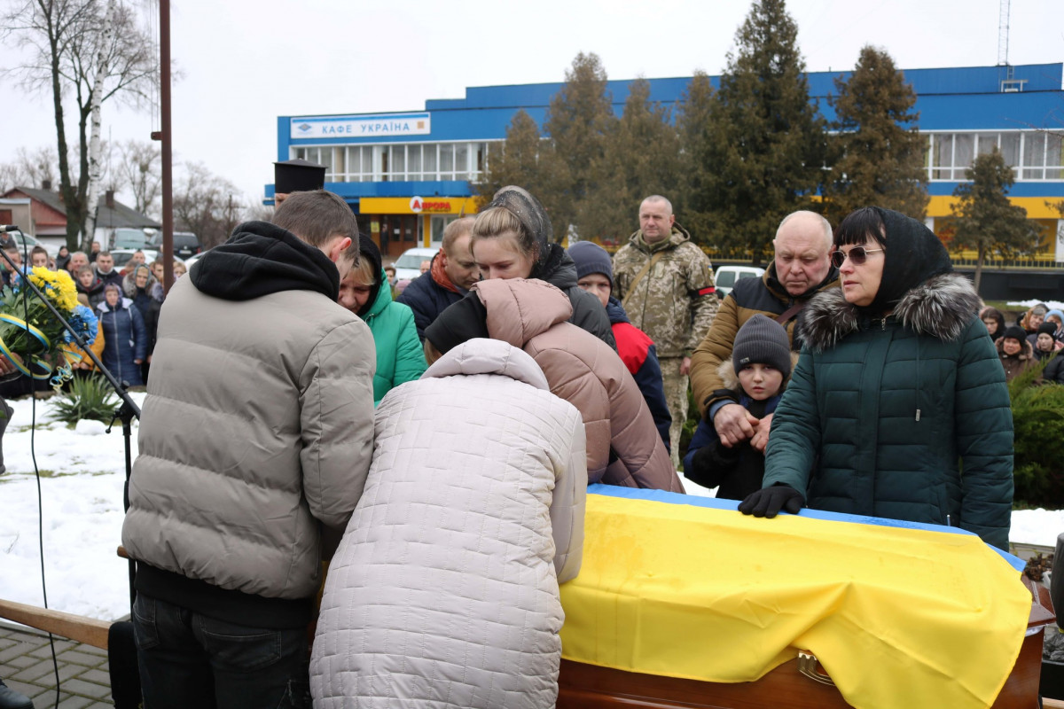 Пів року вважали зниклим безвісти: на Волині всім селом прощалися з 31-річним Героєм Іваном Майструком. Фото