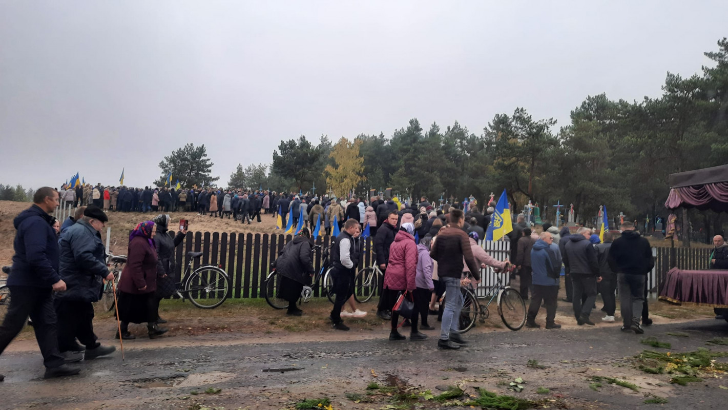 Син - на фронті, у доньок воюють чоловіки, а у дружини - брат: на Волині попрощалися із загиблим захисником Миколою Харківцем