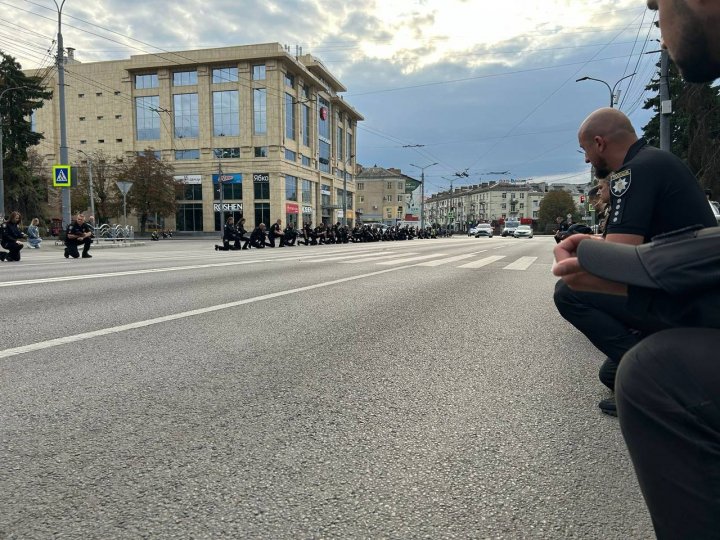 У Луцьку поліцейські на колінах зустріли загиблого полковника Олександра Никитюка