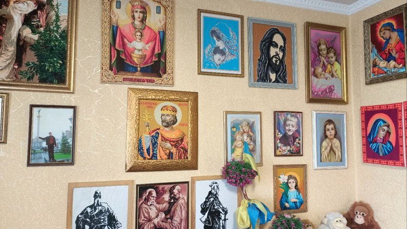 У свої 56 житель Луцька вдень працює на АЗС, а вечорами вишиває