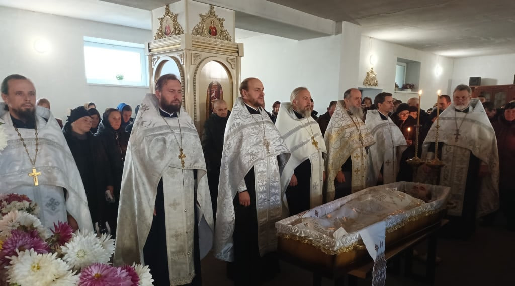 Маленька донечка у домовині зустріла тата: на Волині в останню дорогу провели Героя Максима Кухтея