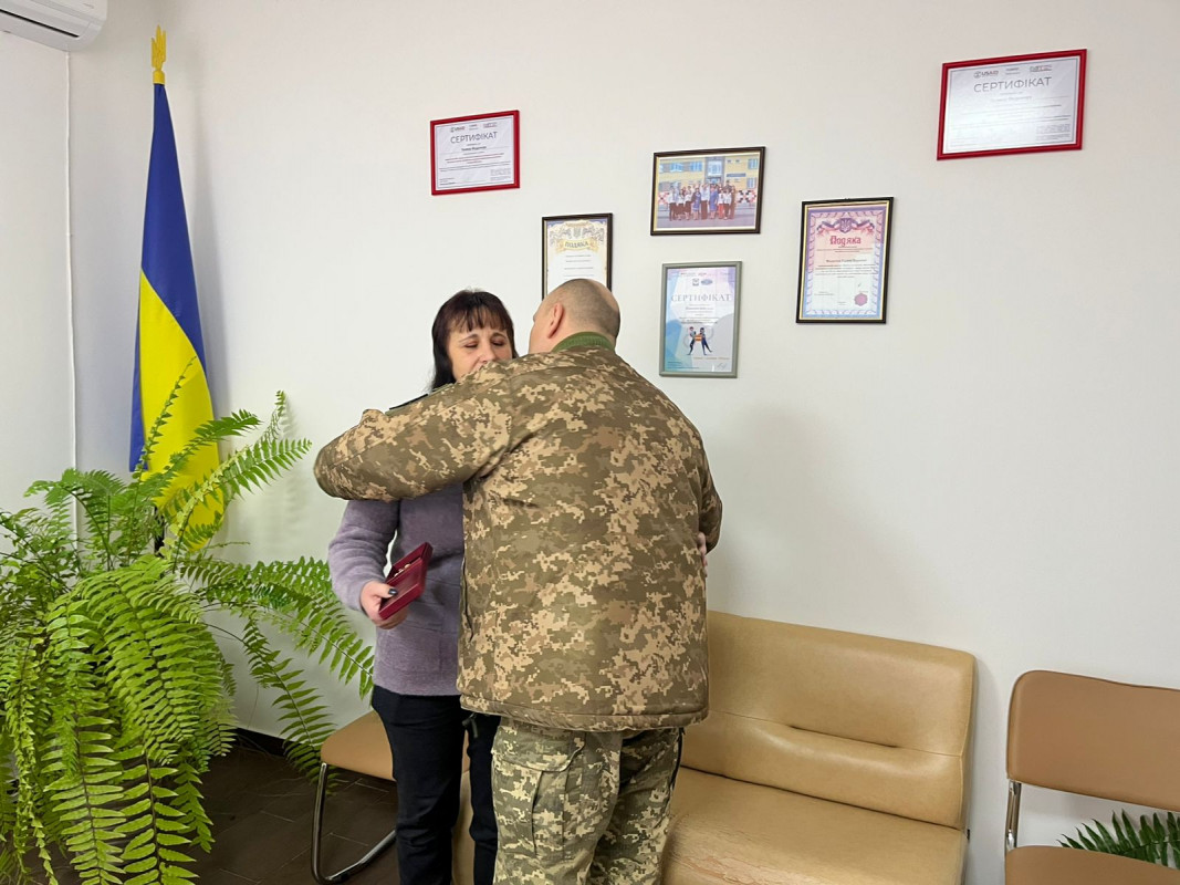 Проходив реабілітацію, але серце зупинилося внаслідок важких поранень: на Волині дружині Героя вручили його посмертну нагороду