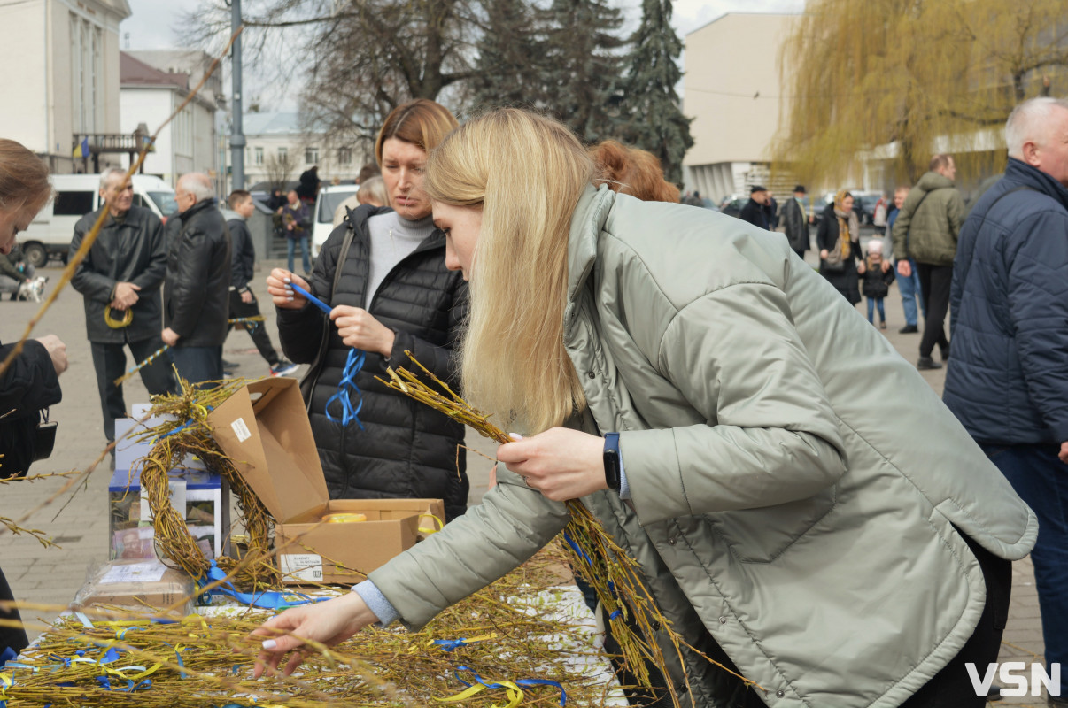 «Вербу купляю - перемогу наближаю»: волинські волонтери збирали кошти для 100-ї бригади